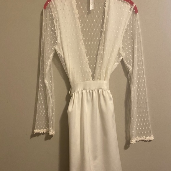 Flora Nikrooz Showstopper Long-Sleeve Lace-Back Robe - Size XS - Ivory - Picture 4 of 7